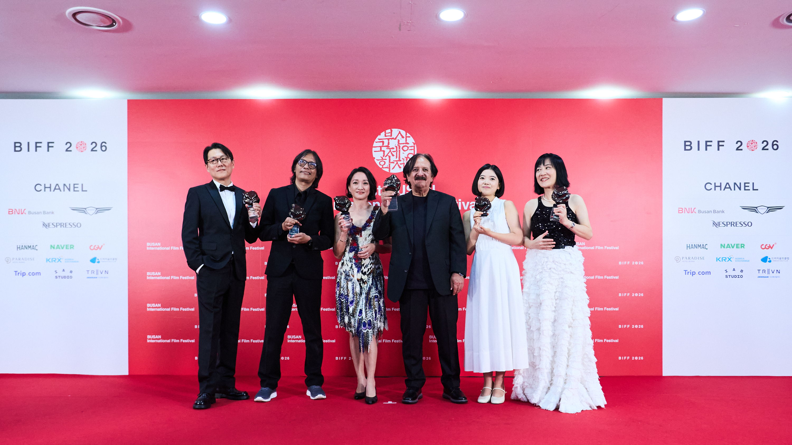 Winners of the Busan Awards at this year's Busan International Film Festival on Oct. 15 pose with their trophies after the closing ceremony at Busan Cinema Center in Busan's Haeundae-gu District. From left are sound designer Li Danfeng (Artistic Contribution), director Eddie Cahyono (Jury Special Prize), Zhou Xun (Best Actor), director Majid Majidi (Best Film), Kashun Himeno (Best Actor) and Lee Yun Chan (Best Director). 
