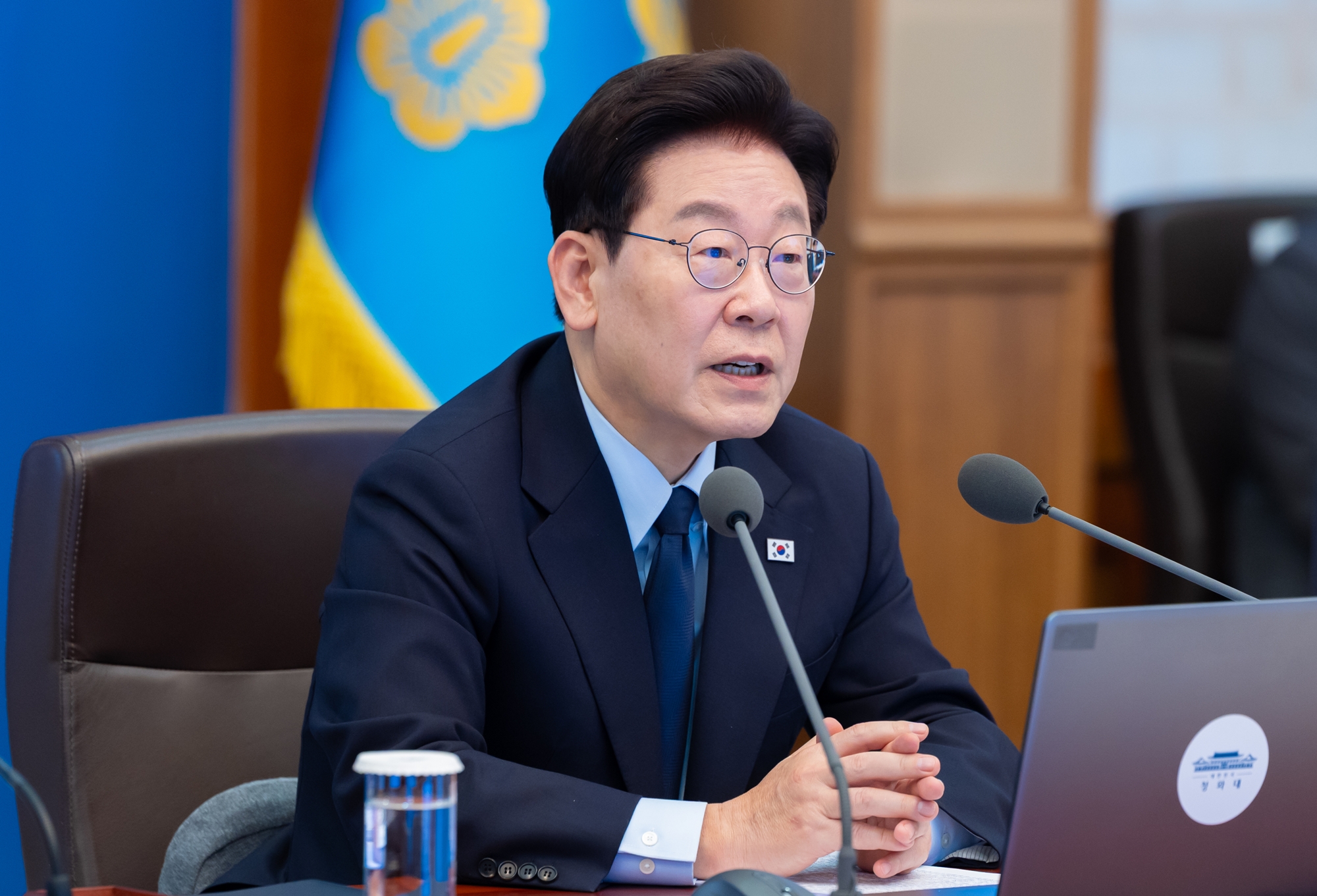 President Lee Jae Myung on Oct. 15 speaks at a meeting of his senior aides at Cheong Wa Dae. (Cheong Wa Dae)  
