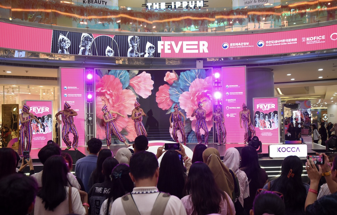 Ambiguous Dance Company on Oct. 3 performs in Indonesia for the first time at the main atrium of KOREA 360 in Jakarta. 