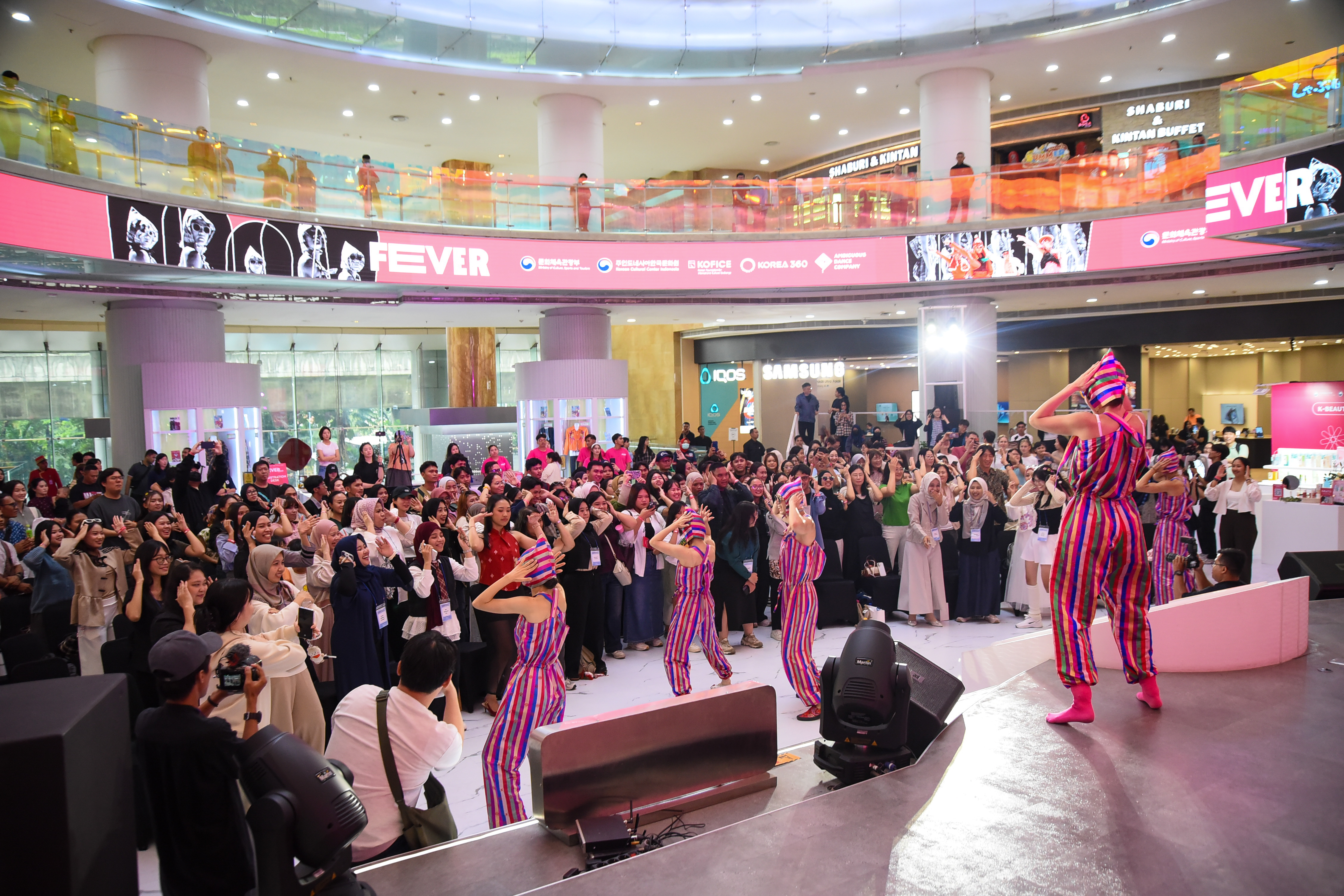 Ambiguous Dance Company on Oct. 3 performs and interacts with the audience at the main atrium of KOREA 360 in Jakarta. 