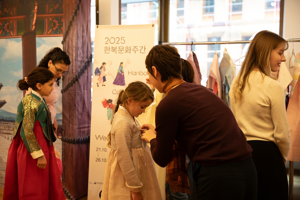 The Ministry of Culture, Sports and Tourism and the Korea Craft and Design Foundation through Oct. 25 are hosting this year's Hanbok Culture Week. Shown is a scene from a related event last year at the Korean Cultural Center (KCC) in Berlin. (KCC in Berlin) 