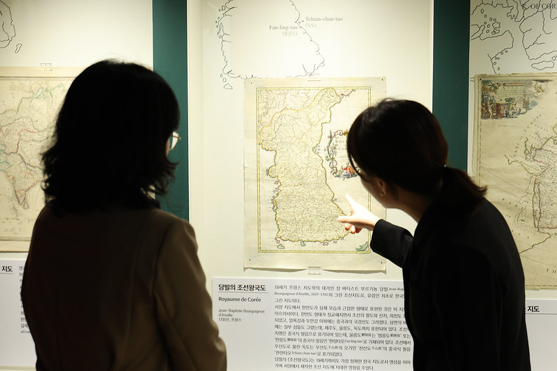 Curator Kim Bo young (right) on Oct. 16 explains the 1735 map Royaume de Coree (Kingdom of Korea) by French cartographer Jean-Baptiste Bourguignon d'Anville at the special exhibition room of Dokdo Museum Seoul in Seoul's Yeongdeungpo-gu District.