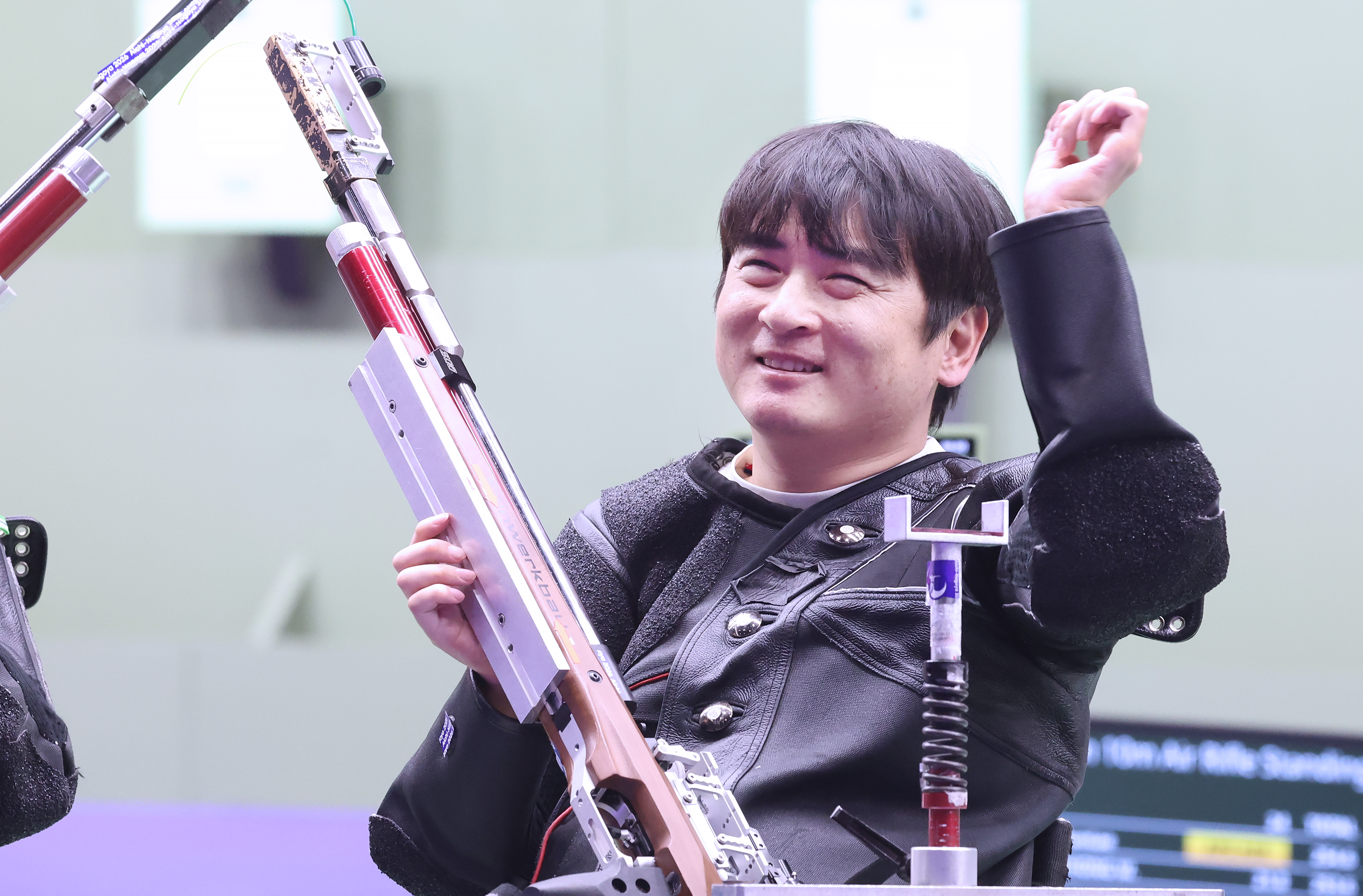 National shooter Seo Hoon-tae on Oct. 19 celebrates after winning the gold medal in the mixed 10-m air rifle standing SH2 event at the Aichi-Nagoya Asian Para Games at Aichi Prefectural Shooting Range in Toyota, Japan. (Korea Paralympic Committee)