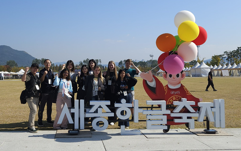 Honorary Reporters on Oct. 11 pose for a group photo at the Sejong Hangeul Festival in Sejong. (Korea.net)