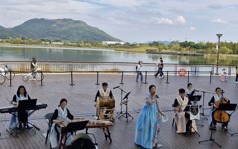 Musicians on Oct. 11 perform beside Sejong Lake during the Sejong Hangeul Festival in Sejong City to illustrate how Hangeul letters combine. (Faranak Solat)