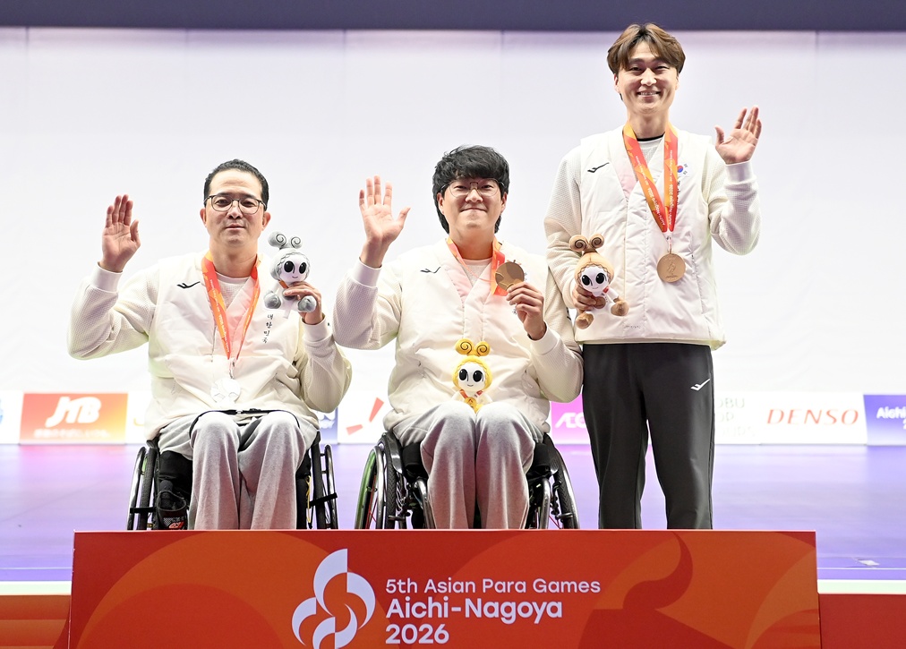 National shooters (from left) Park Jinho (silver), Lee Jangho (gold) and Hwang Jeongmin (bronze) on Oct. 22 pose for a group photo after sweeping all of the medals in the mixed 50-meter rifle prone SH1 of the Asian Para Games in Japan at Aichi Prefectural General Shooting Gallery in Toyota, Aichi Prefecture.