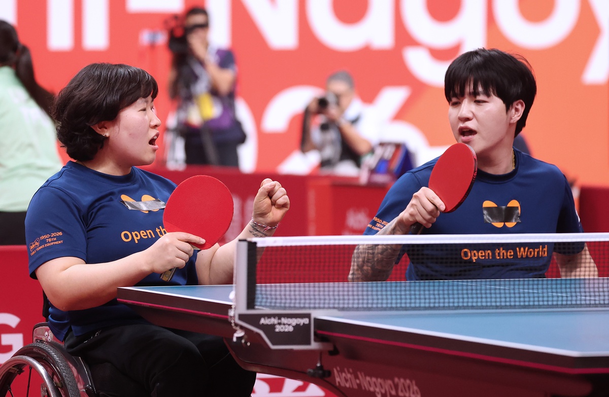 Jang Yeongjin (left) and Lee Mingyu on Oct. 22 celebrate their gold medal at the Asian Para Games in Japan in table tennis mixed doubles (XD7) at Sky Hall Toyota in Toyota, Aichi Prefecture.