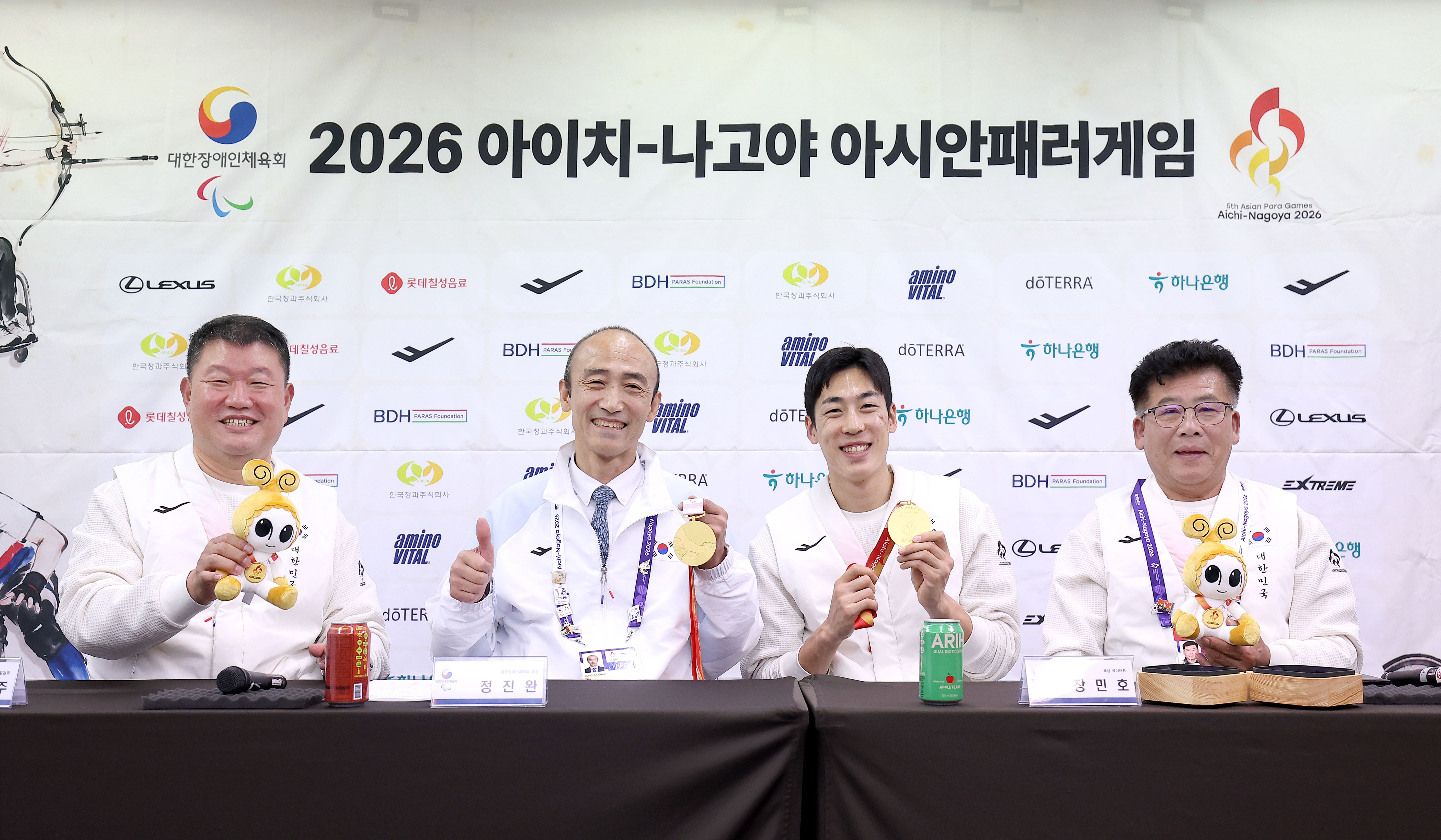 Members of the national team for the Asian Para Games on Oct. 24 take a group photo at the wrap-up news conference for the Asian Para Games in Japan at the media center of the Korea Paralympic Committee in Nagoya, Aichi Prefecture. (Korea Paralympic Committee)
