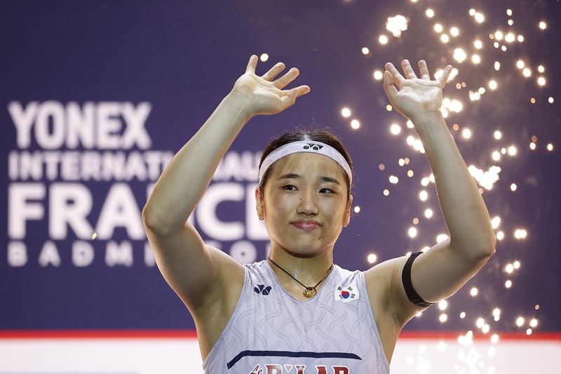 Badminton player An Se Young on Oct. 25 on the winner's podium celebrates her victory over Sindhu Pusarla of India at the women's singles final of the French Open at Arena Grand Paris in Paris, her third straight title at the tournament. (Yonhap News)