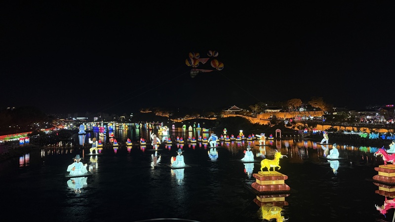 Lanterns on the evening of Oct. 17 float on the Namgang River at the Jinju Namgang Yudeung Festival held in and around Jinjuseong Fortress and the Namgang River in Jinju, Gyeongsangnam-do Province.