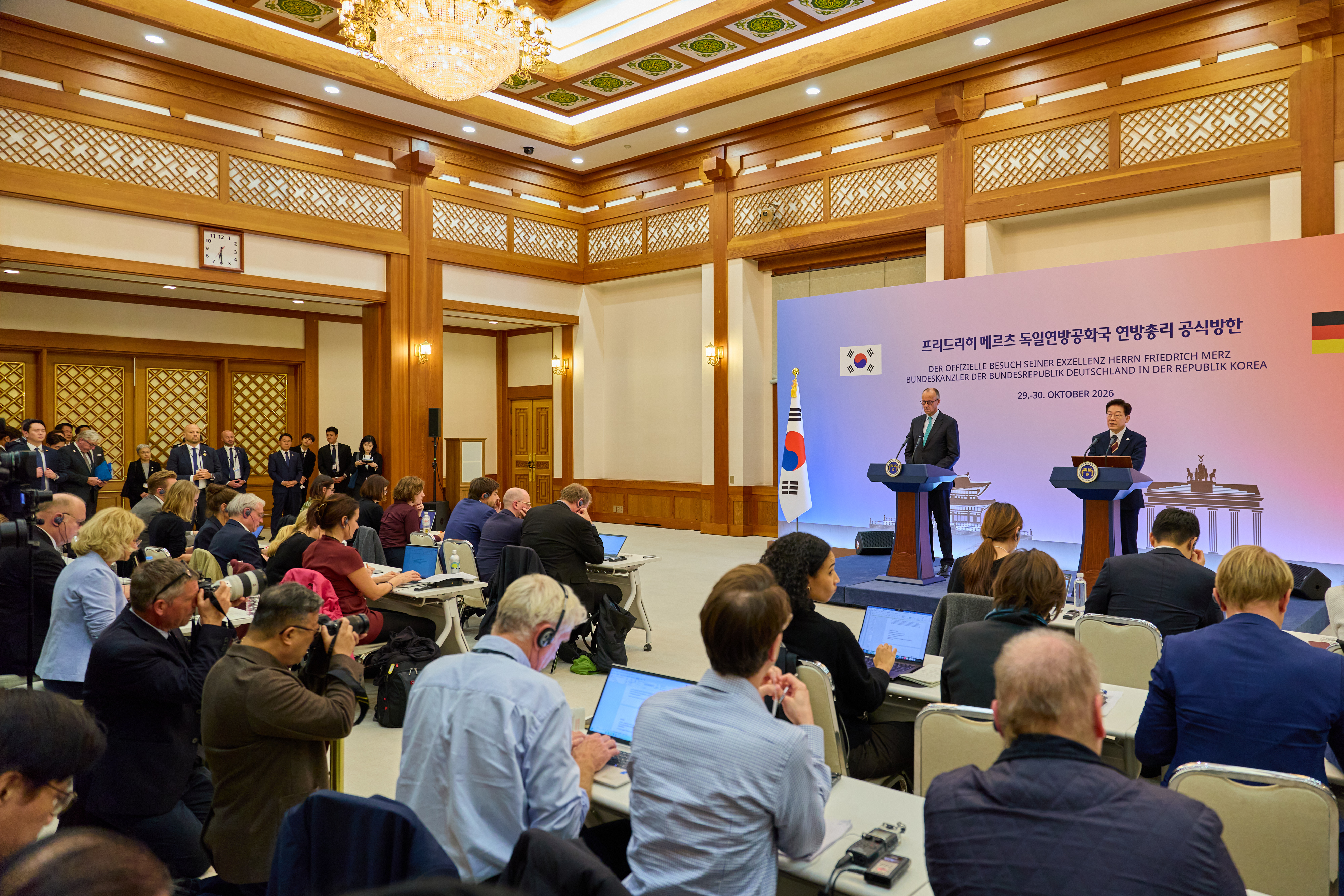 President Lee Jae Myung and German Chancellor Friedrich Merz on Oct. 29 release a joint news statement at Cheong Wa Dae in Seoul.