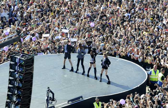 The pop group f(x) performs during the London Korean Festival 2015.