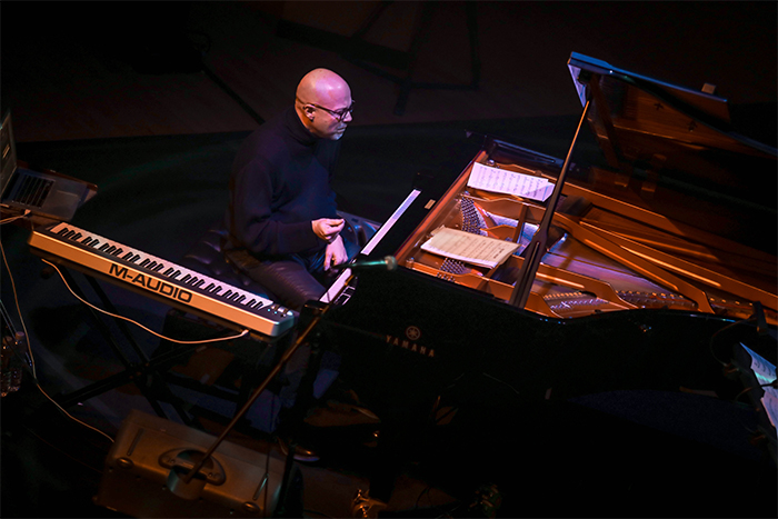 Pianist John Beasley plays the piano at the 2017 PyeongChang Winter Music Festival in the Alpensia Concert Hall in Pyeongchang, Gangwon-do Province, on the evening of Feb. 17.