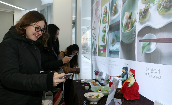 Honorary reporters take pictures of ‘10 World’s Favorite Korean Cuisine’ voted to be served to international visitors to the PyeongChang 2018 Olympic Winter Games.