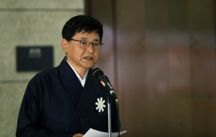 Director Choi Bonghyun of the Korea Craft & Design Foundation explains the importance of the 'Spring of PyeongChang' exhibition during its opening ceremony at the Culture Station Seoul 284 gallery in Seoul on April 25.