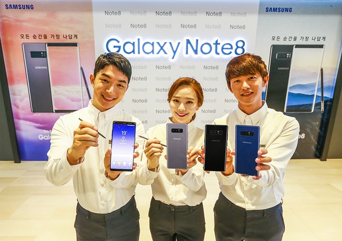 Samsung Electronics showcases its new Galaxy Note 8 at a media event held at the company's Seocho-gu District offices in Seoul on Sept. 12. (Samsung Electronics)
