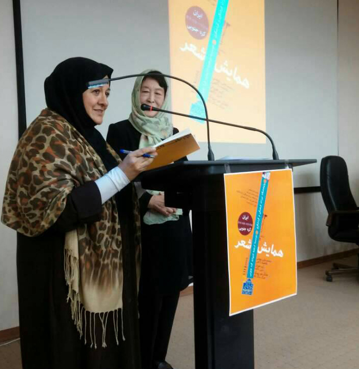 Iranian poet Fatemeh Rakei (left) and Korean poet Kim Hu-ran read each other's poems during the Korea-Iran Poetry Meeting.