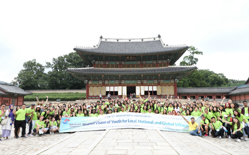 Members of the 30th International Youth Forum visit Changdeokgung Palace in Seoul.