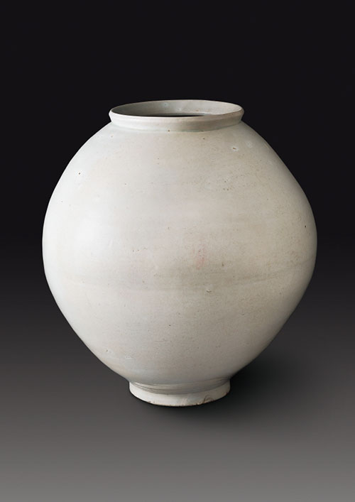 The so-called Baekja Daeho on June 26 became the most expensive piece of Korean porcelain or ceramics after being sold at an auction for KRW 3.1 billion (Seoul Auction)