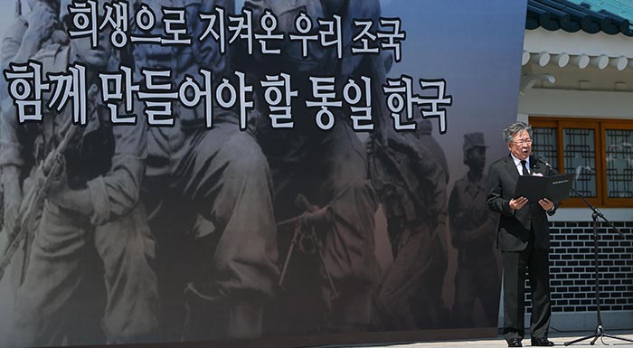 Actor Choi Bool-am recites a dedication poem at the ceremony in honor of the 59th National Memorial Day at the Seoul National Cemetery on June 6. (photo: Jeon Han)