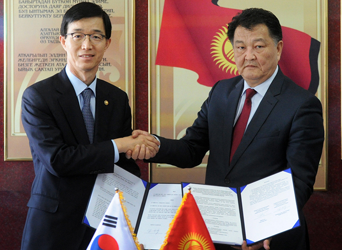 Bang Moonkyu (left), vice minister for health and welfare, and Talantbek Batyraliev, the Kyrgyzstani minister of health, shake hands after signing an MOU on healthcare, in Bishkek on March 31. (Ministry of Health and Welfare)
