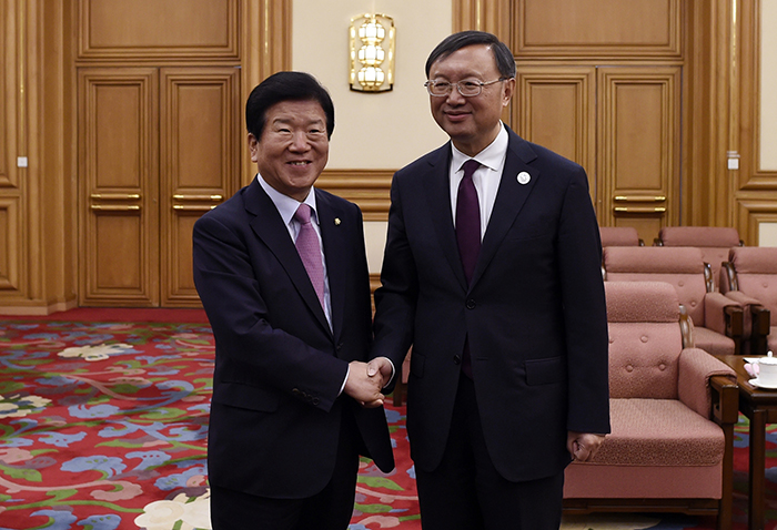 Park Byeong-seug (left), head of the Korean delegation, and Chinese State Councilor for Foreign Affairs Yang Jiechi shake hands at the Zhongnanhai leadership compound in Beijing on May 15. Park visited China to attend the Belt and Road Forum for International Cooperation. (Yonhap News)