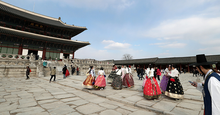 On Sept. 5, the Korea Tourism Organization released a report about Korean tourism keywords from 2016 in major search engines like Google, Baidu and Yahoo. The photo above shows a group of tourists visiting Gyeongbokgung Palace in Seoul in February 2017. (Korea.net DB)