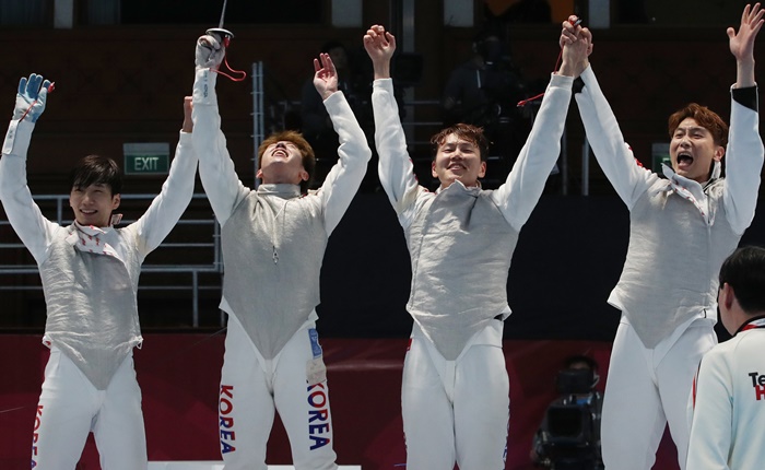 Korean fencers cheer after winning the gold medal in the men’s team foil at the Jakarta Convention Center in Jakarta, Indonesia on Aug. 24. (Yonhap News)