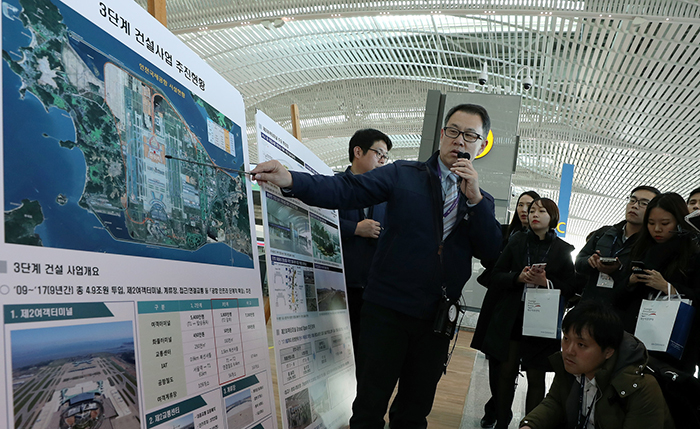 Lee Jae-hoon, deputy director of the Airport Planning Team at Incheon International Airport Corporation, speaks to 63 foreign correspondents about the construction of Terminal 2 at the airport, in Incheon on Nov. 21.