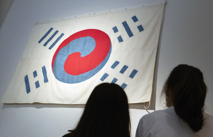 The O.N. Denny Taegeukgi, registered as cultural heritage item No. 382, is believed to be the national flag given by Gojong (고종, 高宗) (1852-1919) of the Daehan Empire to U.S. diplomatic advisor O.N. Denny (1838-1900). It is one of the items on display at a special exhibition to celebrate the 73rd anniversary of Korea’s Liberation Day, hosted by the National Museum of Korea.