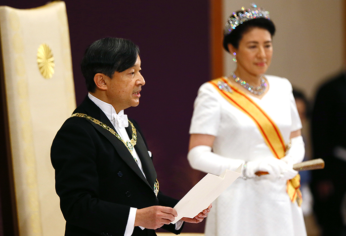 New Japanese Monarch Naruhito (left) on May 1 delivers a speech next to his wife Masako in his accession ceremony at the Imperial Palace in Tokyo. (Yonhap News)