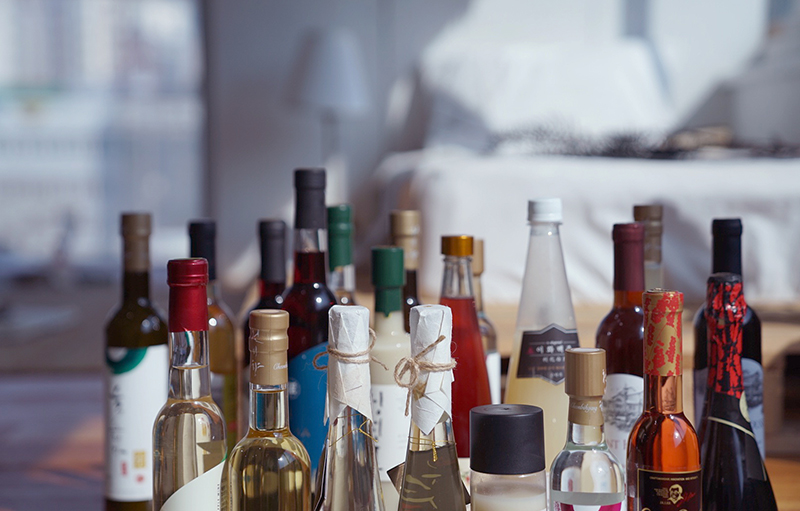 Customers can get a monthly delivery of two bottles of traditional liquor selected by sommeliers and snacks that go along with them. (Sooldamhwa)