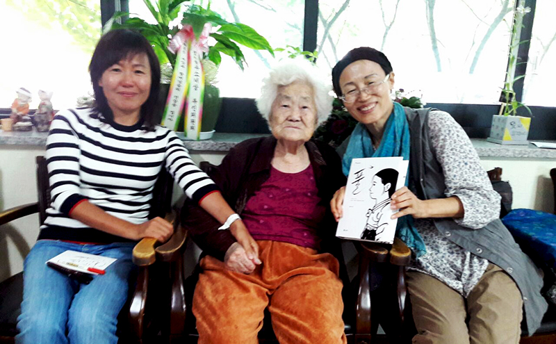 This undated photo shows "Grass" author and illustrator Keum Suk Gendry-Kim (left) with Lee Ok-sun (middle), the subject of the graphic novel, shortly after the work was published in Korea in 2017. (Keum Suk Gendry-Kim)