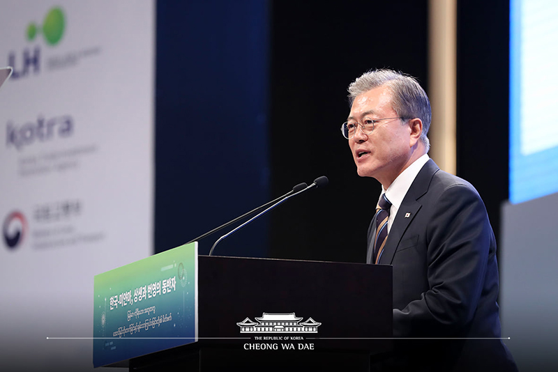 President Moon Jae-in on Sept. 4 delivers a keynote speech at the groundbreaking ceremony of an industrial complex and a business forum held at Lotte Hotel in Yangon, Myanmar.