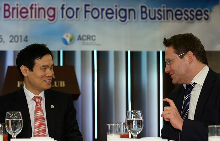 ACRC Chairperson Lee talks with MAN Truck & Bus Korea CEO Thilo Halter at the meeting. (photo: Jeon Han)