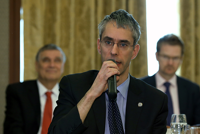 Christoph Heider, secretary general of the European Chamber of Commerce and Industry in Korea (EUCCK), asks a question about Korea’s corruption perceptions index (CPI). (photo: Jeon Han)