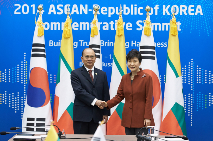 President Park Geun-hye (right) shakes hands with Myanmar President U Thein Sein at the summit in Busan on December 11. 
