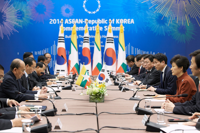 President Park Geun-hye (right) and Myanmar President U Thein Sein discuss bilateral issues including the <i>Saemaul Undong</i> community movement and issues regarding the Korean Peninsula at the summit. 