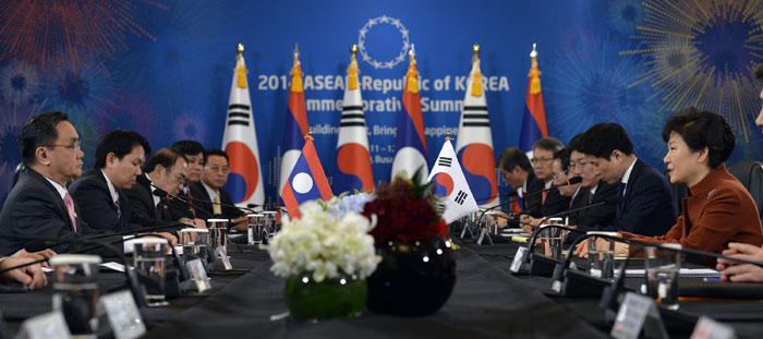 President Park Geun-hye (right) holds a summit with Laotian Prime Minister Thongsing Thammavong. 