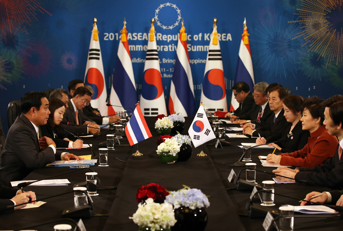 President Park Geun-hye (right) holds a summit with Thai Prime Minister Prayuth Chanocha. 
