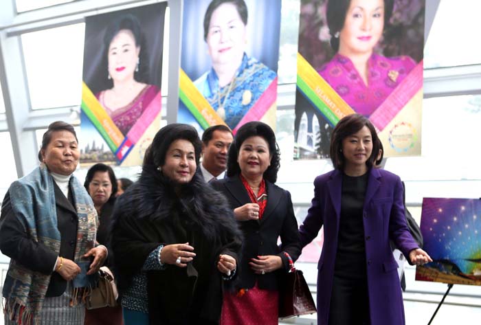 The first ladies from ASEAN, escorted by Cho Yoonsun (right), a senior presidential secretary for political affairs, look around the Busan Cinema Center in Busan on December 12. 