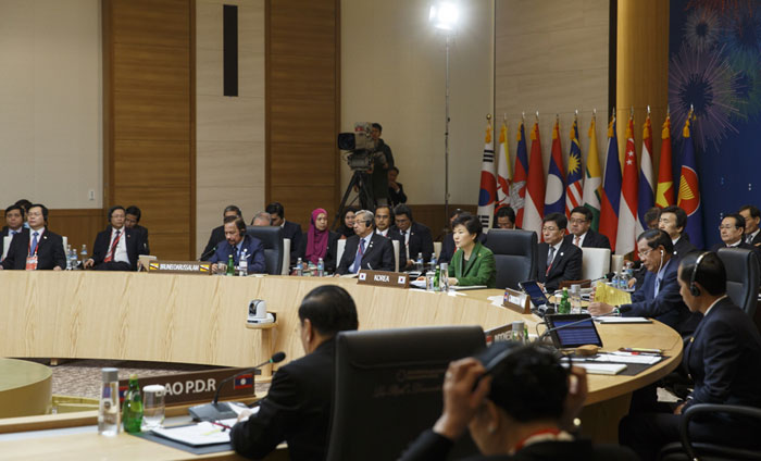 President Park Geun-hye delivers the keynote speech during the first session of the ASEAN-ROK Commemorative Summit in Busan on December 12.