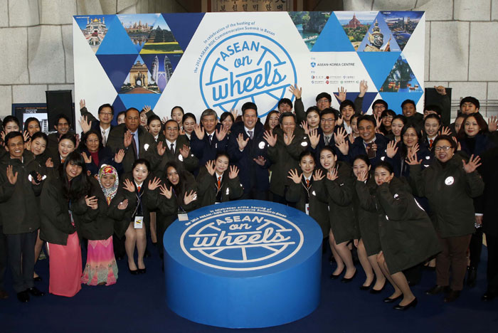 Participants in the launch ceremony for the ASEAN on Wheels buses pose for a photo. 