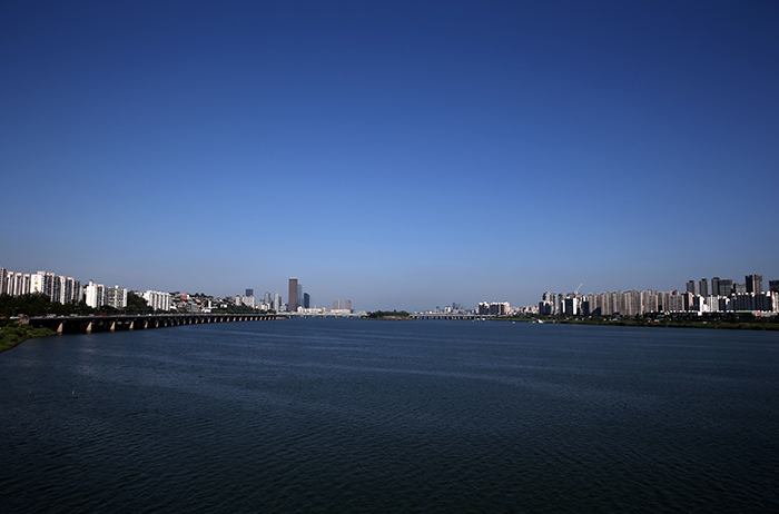 Blue skies without a cloud in sight and a cool breeze greeted Seoulites early on August 8. Nodeulseom Island is in clear view from the Dongjak Bridge. (photo: Jeon Han)