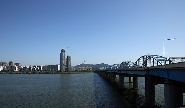 Seoul as seen from the Hangang River at the Dongjak Bridge on August 8. (photo: Jeon Han)