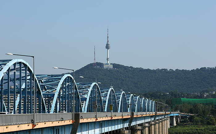 A cloudless blue sky spreads over Seoul, showing the Dongjak Bridge and the N Seoul Tower on the morning of August 8. (photo: Jeon Han)