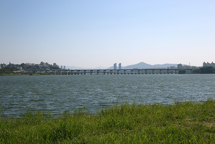 The Banpo and Jamsu Bridges, as seen from the banks of the Hangang River at the Dongjak Bridge, on August 8. (photo: Jeon Han)