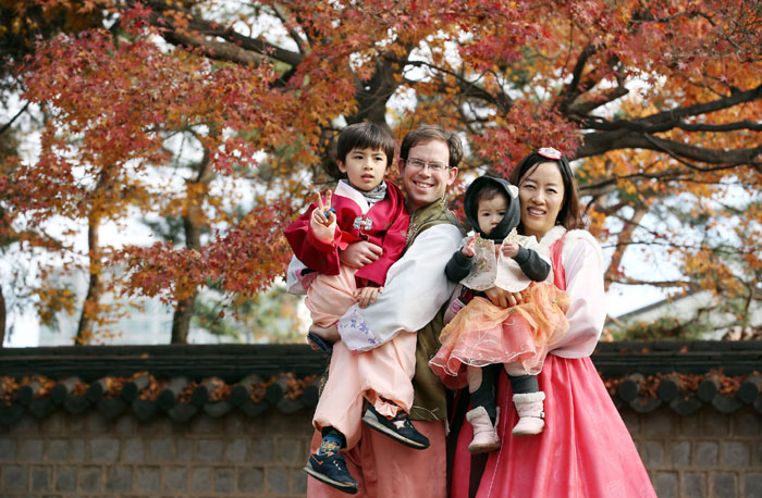 Aaron Snowberger (second from left) participates in the trip to Jeonju with his family. He has served as a Korea.net honorary reporter for a few years now.