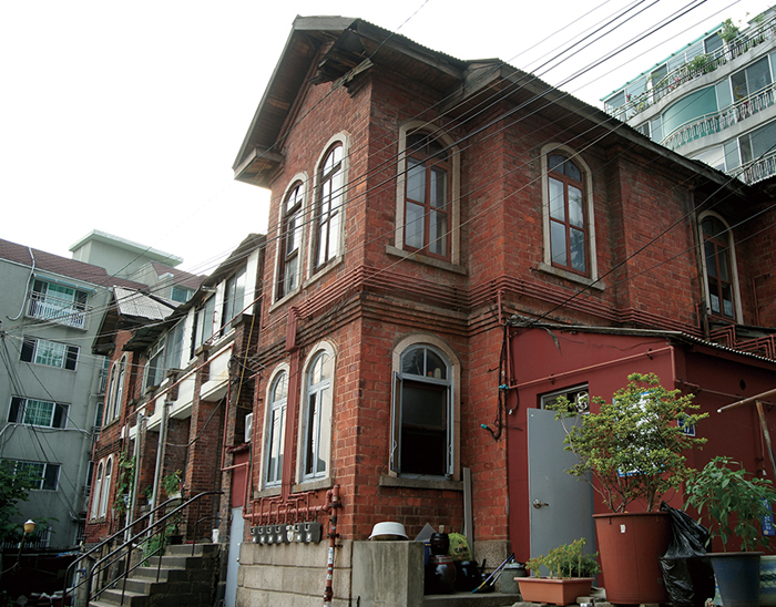 Dilkusha (heart of delight in Sanskrit) House where Albert Taylor’s family used to live is restored in Seoul.