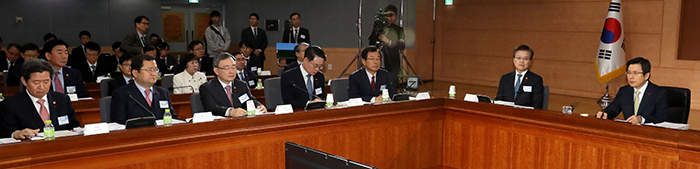 Acting_President_Briefing_Session_0106_01.jpg